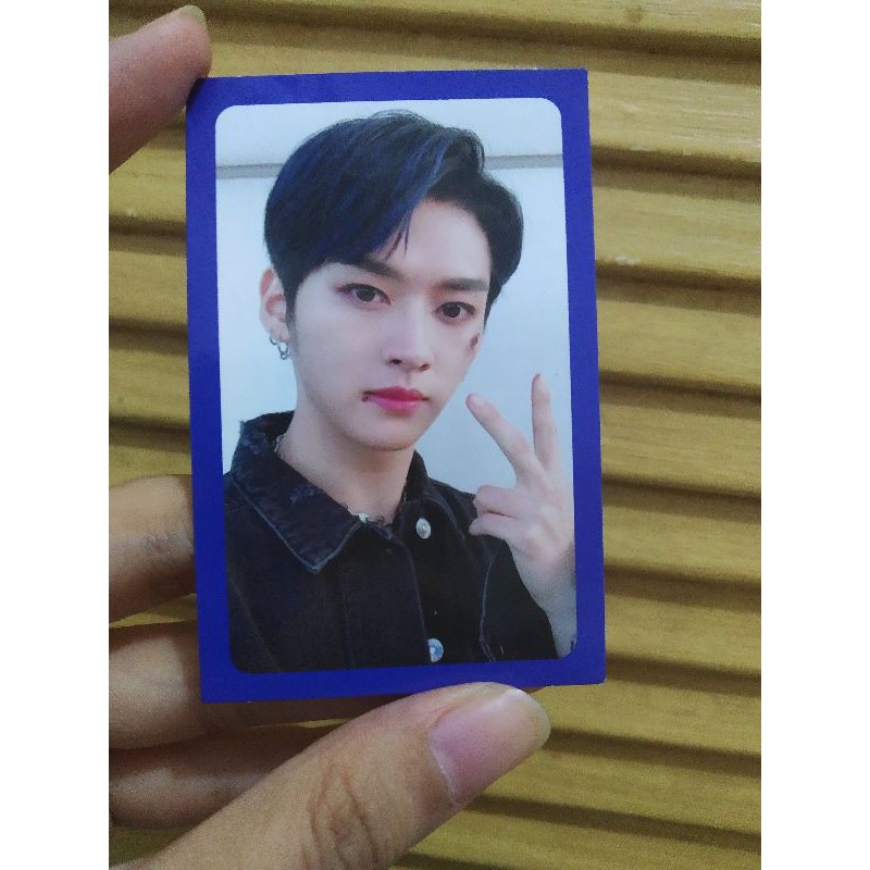 PC Lee Know Cle Levanter Blue Border