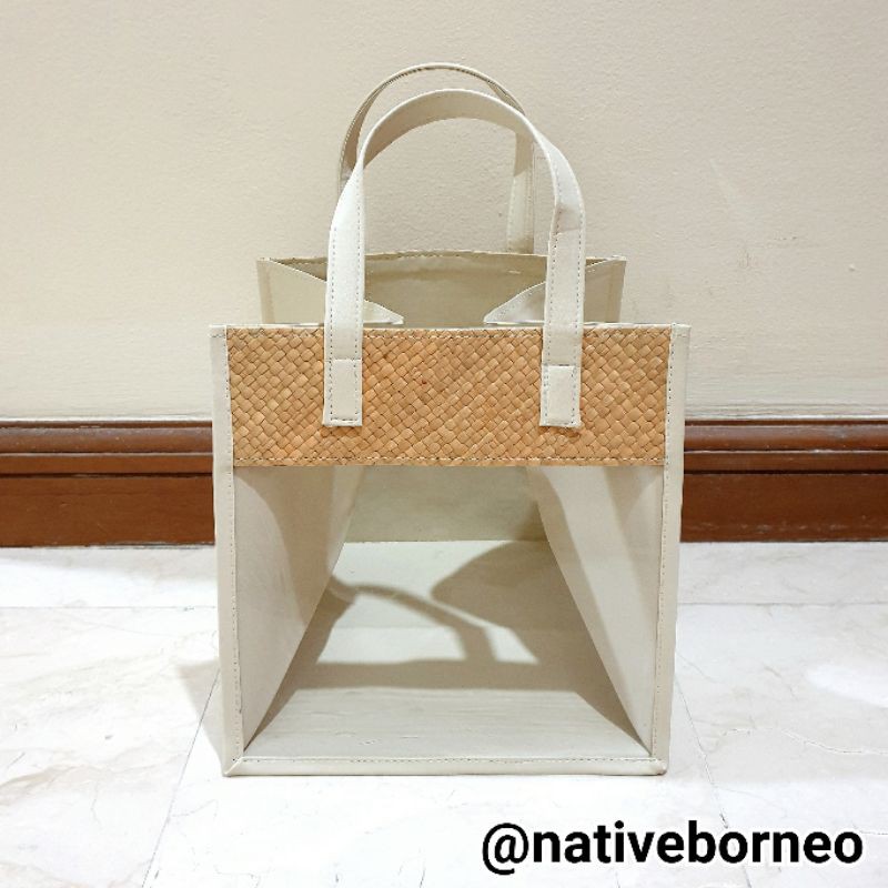 

Tas Pandan Mika Kotak 25 x 25 x 25 - Tas Parcel, Tas Hampers Kotak Kue, Goodie Bag, Tas Souvenir