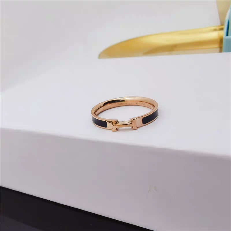 Cincin Huruf H Versi Sempit Permukaan Hitam | Cincin Titanium Steel 18k Rose Gold | Perhiasan Stainless Steel Modis Tahan Air Tidak Luntur Tidak Alergi