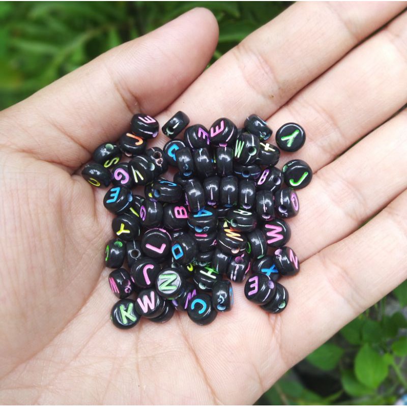 (100 PCS) MANIK/MOTE HURUF BULAT HITAM WARNA