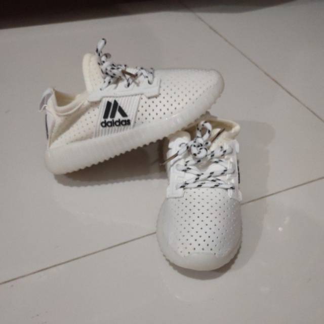 SEPATU ANAK LED ADD YZ PUTIH