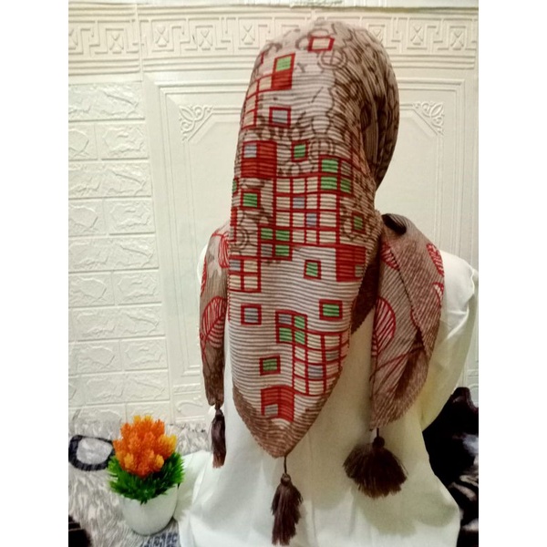 HIJAB/KERUDUNG SEGI EMPAT PLISKET MOTIF POM POM/JAMBUL/RANDOM-A4