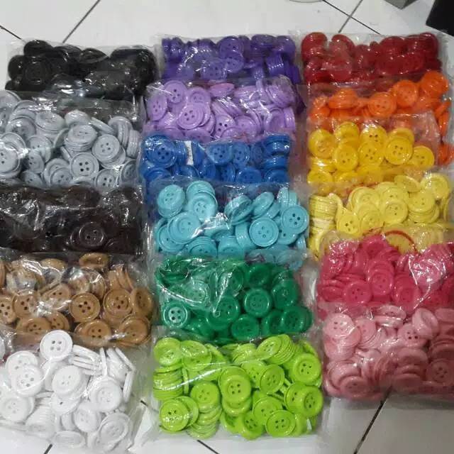 Grosir Kancing Plastik Jumbo ukuran 2.5 cm per gross. Termurah Terlaris