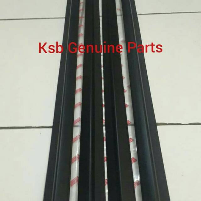 Pelipit Pintu Karet Kaca Luar 1Set 4Pcs Agya Ayla Original Asli