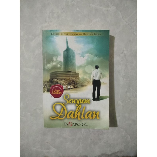 SENYUM DAHLAN TASARO/NOVEL SENYUM DAHLAN ORIGINAL/BUKU NOVEL