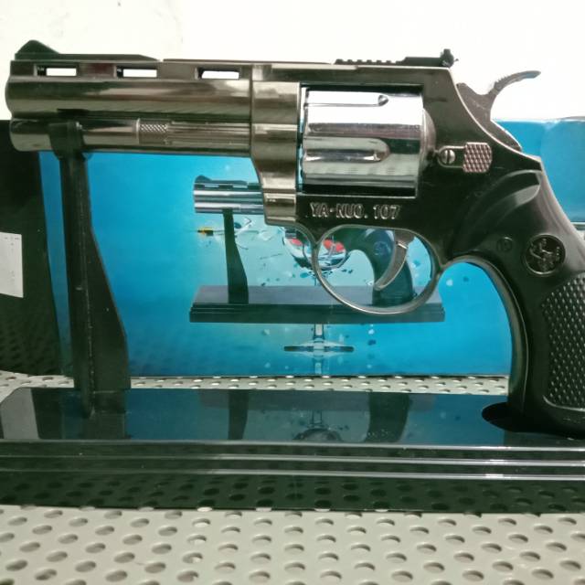 Korek api jenis pistol revolver