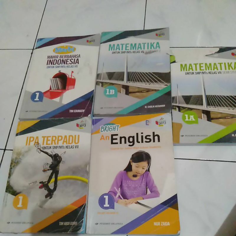 

Buku pelajaran Kelas 7 (SMP)