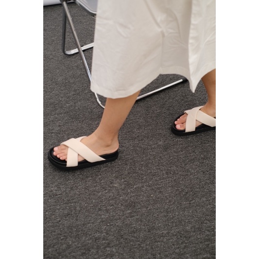 EASTMOUNTSIDE kin sandal broken white - Slip On Sandal Wanita