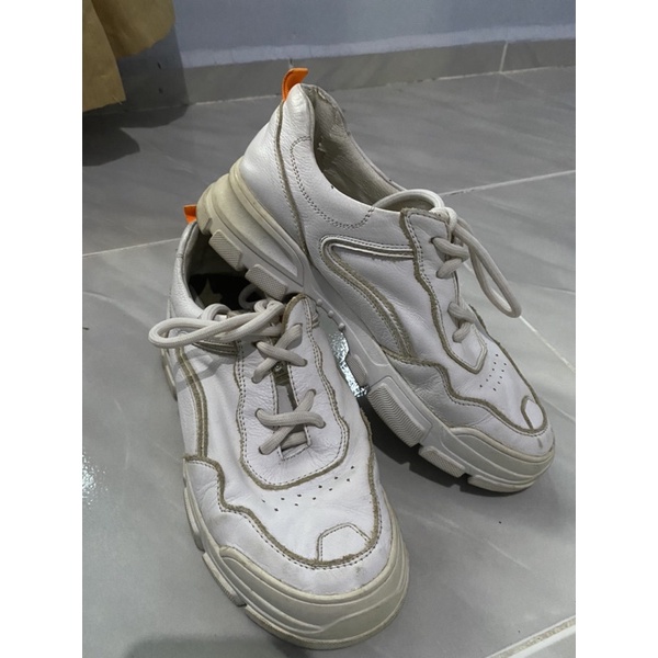 Preloved sneakers keren/ sneakers kekinian/ sepatu putih