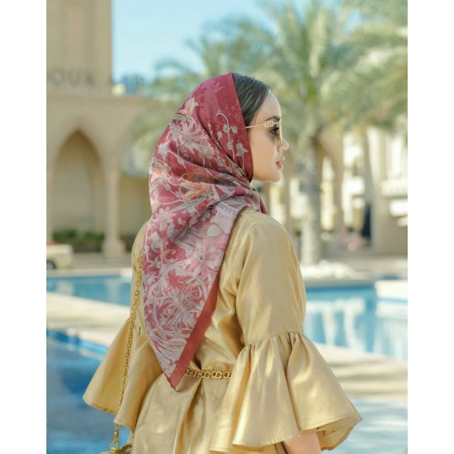 ❌SOLD❌BUTTONSCARVES The DUBAI series in ruby