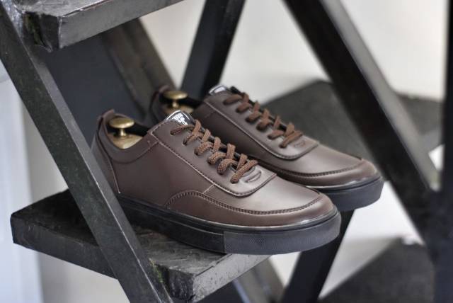 Sepatu Pria Sneakers Kulit Casual Formal Ringan Nyaman Warna Coklat Dan Hitam