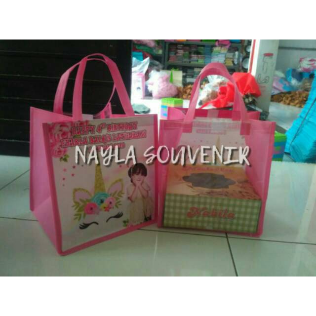 

tas souvenir ultah DUS NASI 20x20 cm/tas ultah kombinasi mika unicorn