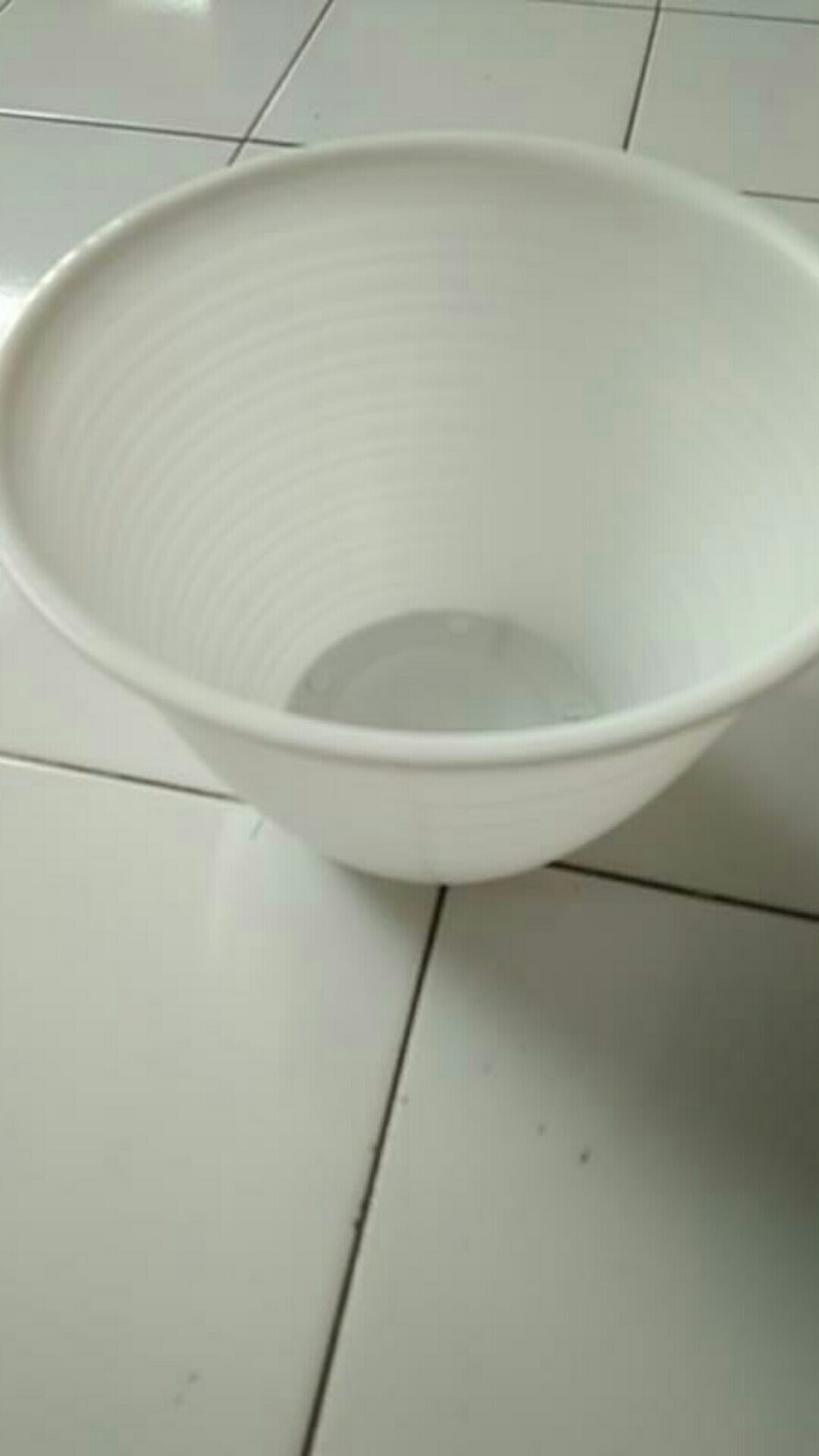 Pot Bunga Plastik Tawon 22 Cm Putih