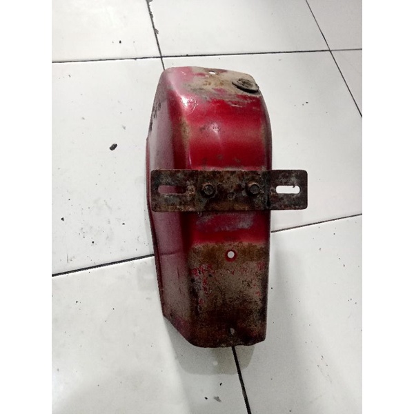 slebor belakang suzuki rc 100 / 80 warna merah