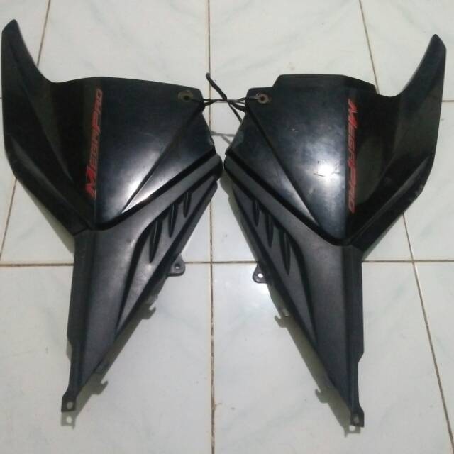 Tutup samping box aki megapro mono original