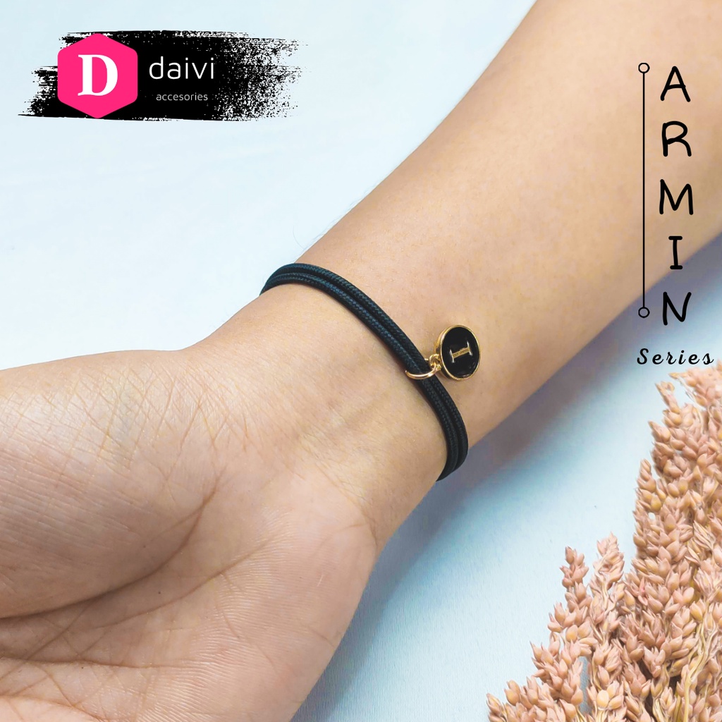 DAIVI ARMIN Gelang Inisial Nama Huruf Abjad A-Z Gelang Tangan Tali Hitam Paracord 2mm Inisial Lionti