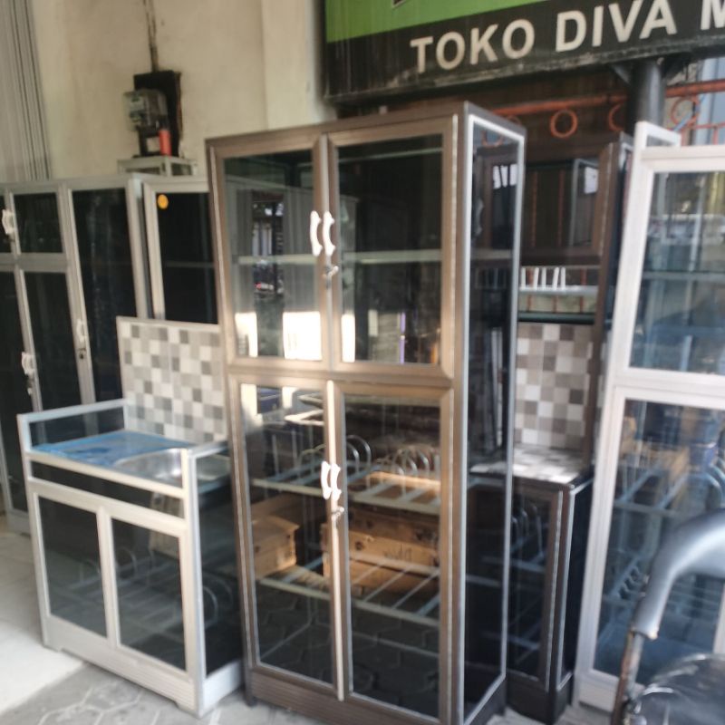 rak piring 2 pintu kaca bingkai coklat