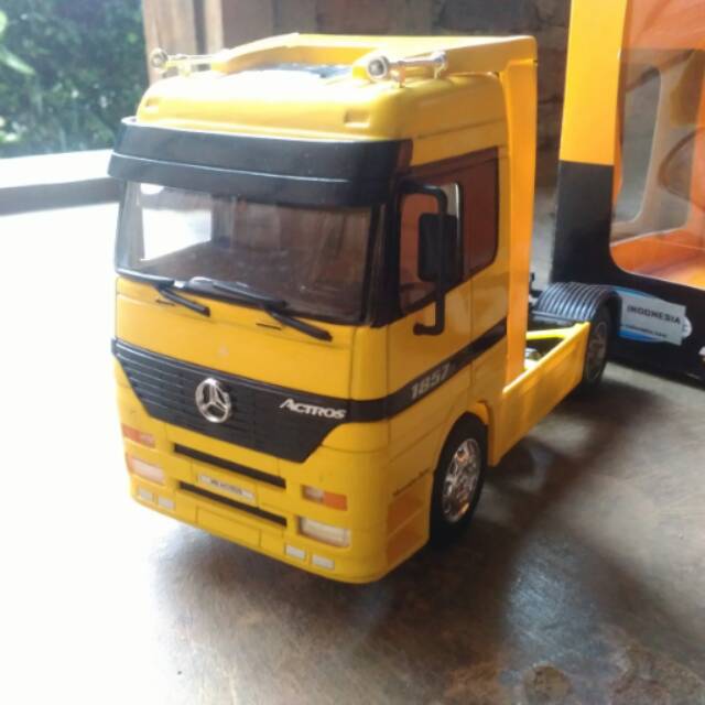 Diecast Mercedes Benz Actor