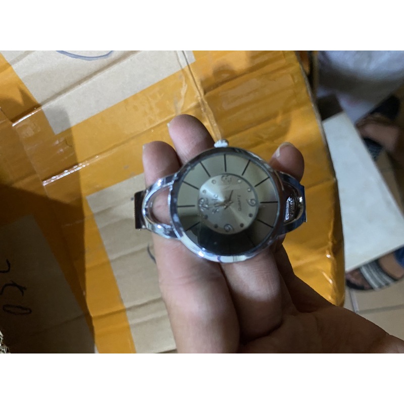 jam tangan wanita model gelang murah meriah ( bisa bayar di tujuan ) COD  harap membaca deskripsi sebelum membeli atau diskusikan terlebih dahulu