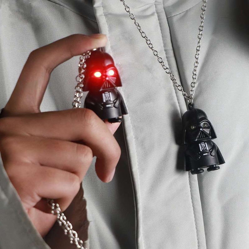 Bercahaya kepribadian kreatif street hip-hop star wars kalung Hitam Prajurit LED flash terdengar lio