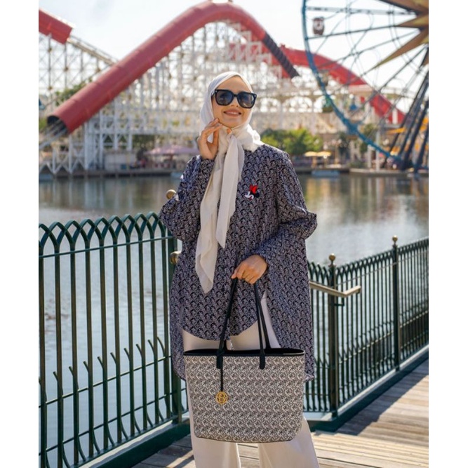 Benang Jarum The disney park Buttonscarves size M