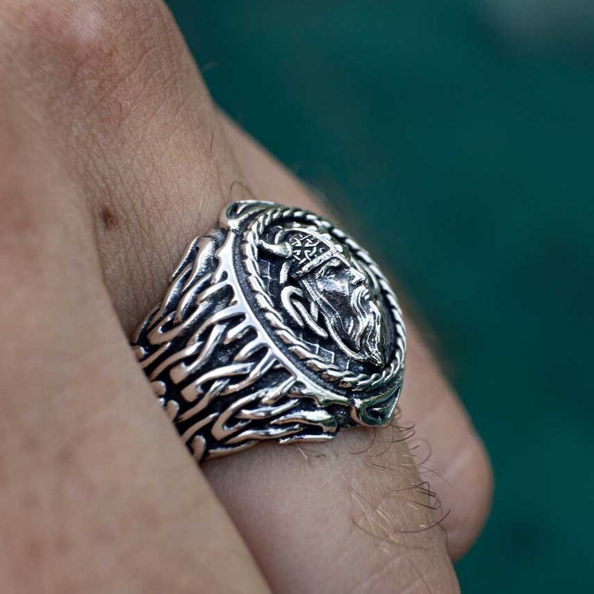 Cincin Bentuk Kepala Banteng Bahan Titanium Steel Warna Silver Gaya Vintage Untuk Pria