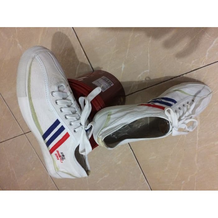 Sepatu olahraga Capung merk Dragon Fly - Putih