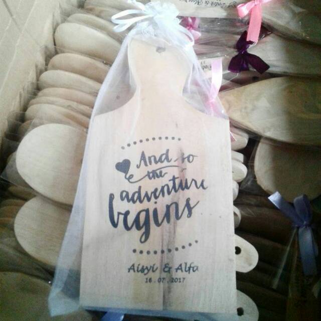 Telenan Kayu Souvenir dengan Packing Kain Tile hias. Telenan Polos Tanpa sablon.