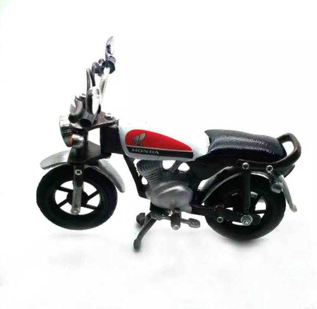 MINIATUR MOTOR HONDA CB CLASSIC WARNA PUTIH 30 x 11 x 14 cm BAHAN BESI - DEKORASI RUMAH MURAH JOGJA