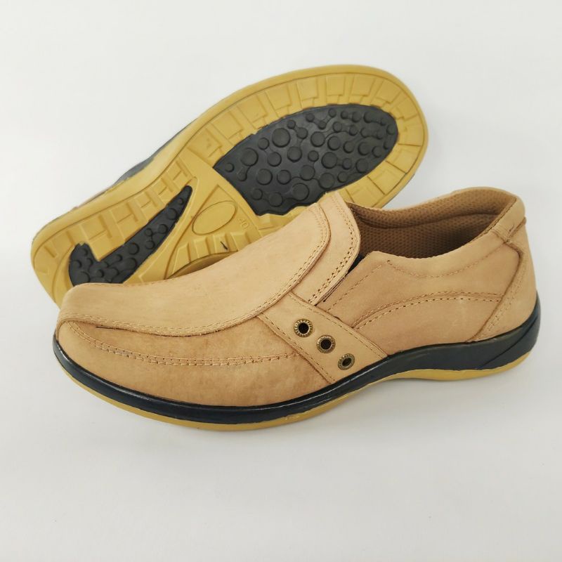 Sepatu pantofel pria kasual coklat muda kulit asli sol TPR tidak licin