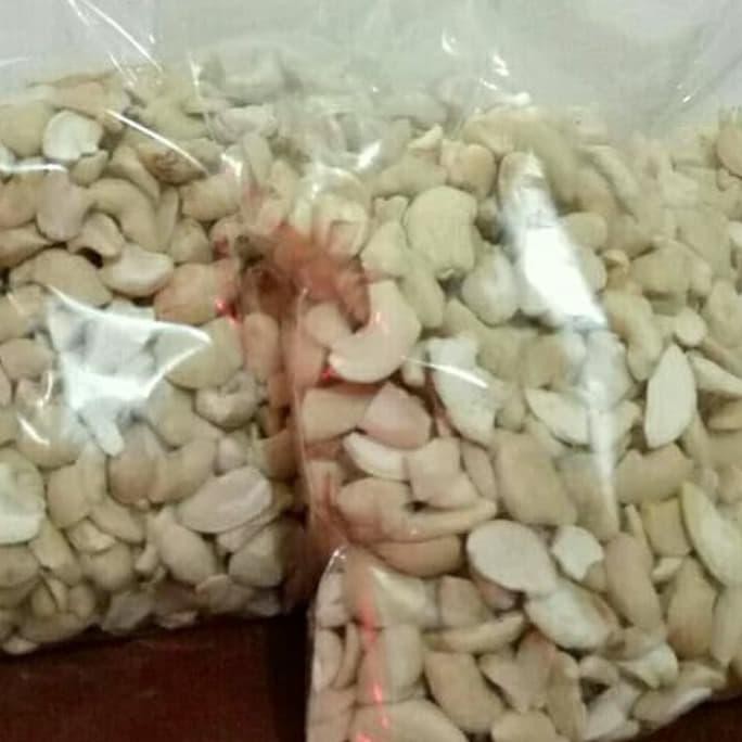 

Kacang Mede Mentah / Kacang Mete 500G (Belah 4) Titanium.Store1