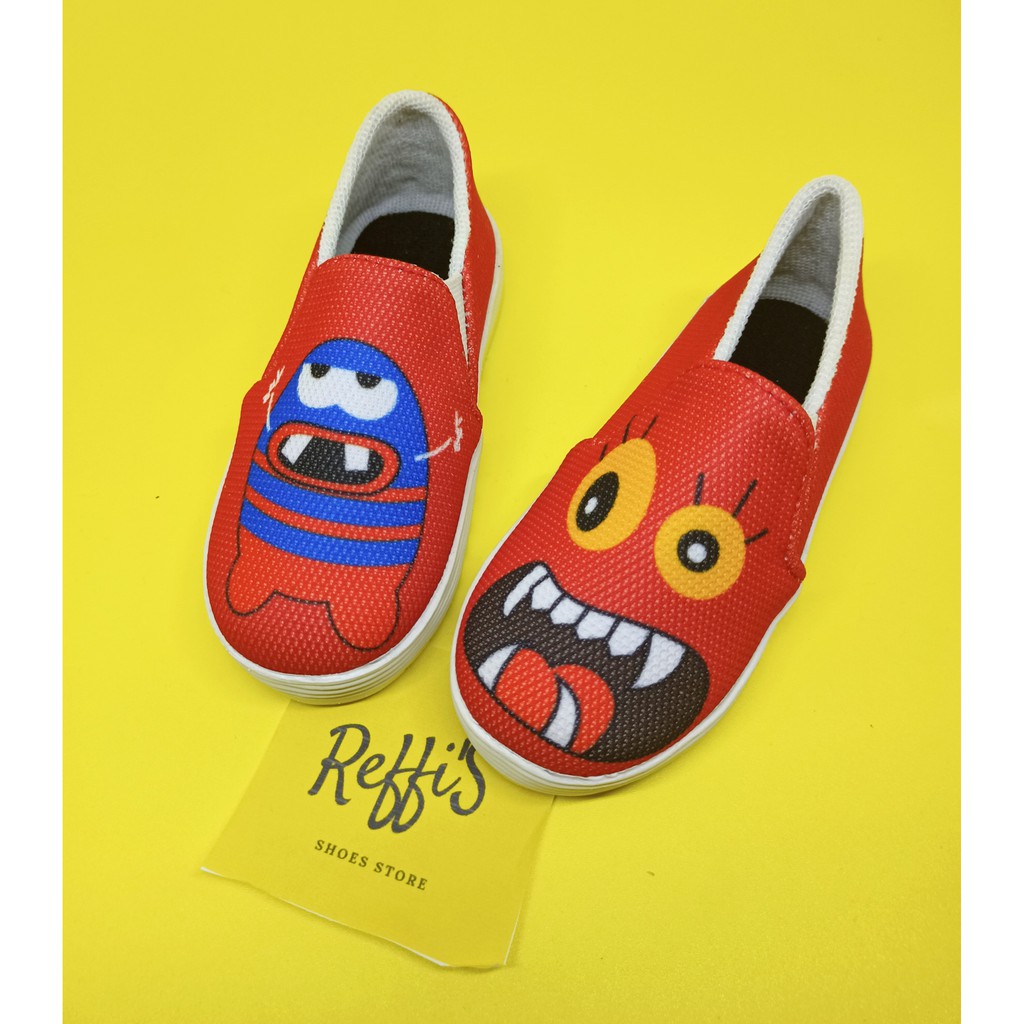 DINDASEPATUSLIPONANAKWANITAPEREMPUANMINIONSUKURAANWARNAMERAHHITAMDANPUTIH