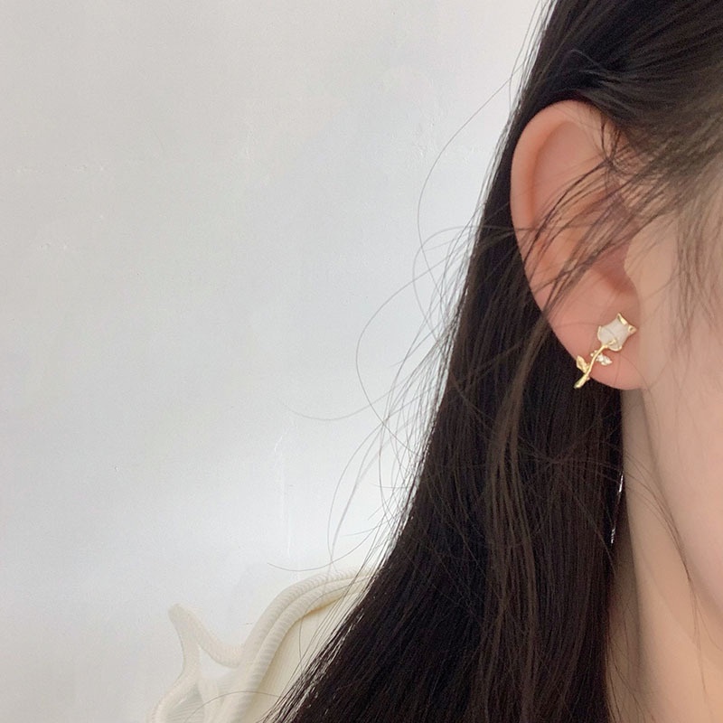 Anting Tusuk Motif Bunga Mawar Bahan Alloy Warna Emas Hias Berlian Imitasi Untuk Wanita