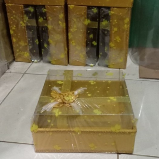 KOTAK HANTARAN SESERAHAN TEMPAT KUE WARNA EMAS