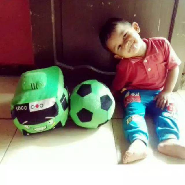 Sepasang boneka bus dan bola