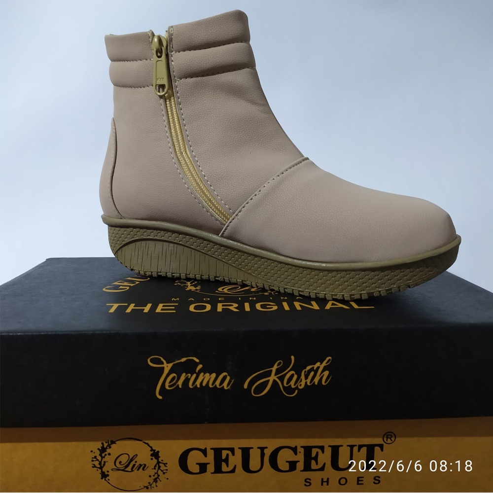 GEUGEUT - Sepatu Boots Wanita Cewe Keren Korea Kekinian GEUGEUT //sepatu boots wanita korea//sepatu boots wanita murah//sepatu cewe cewek//sepatu santai//Sepatu Sneakers Boots Wanita Import Hitam//sepatu boots wanita anti air