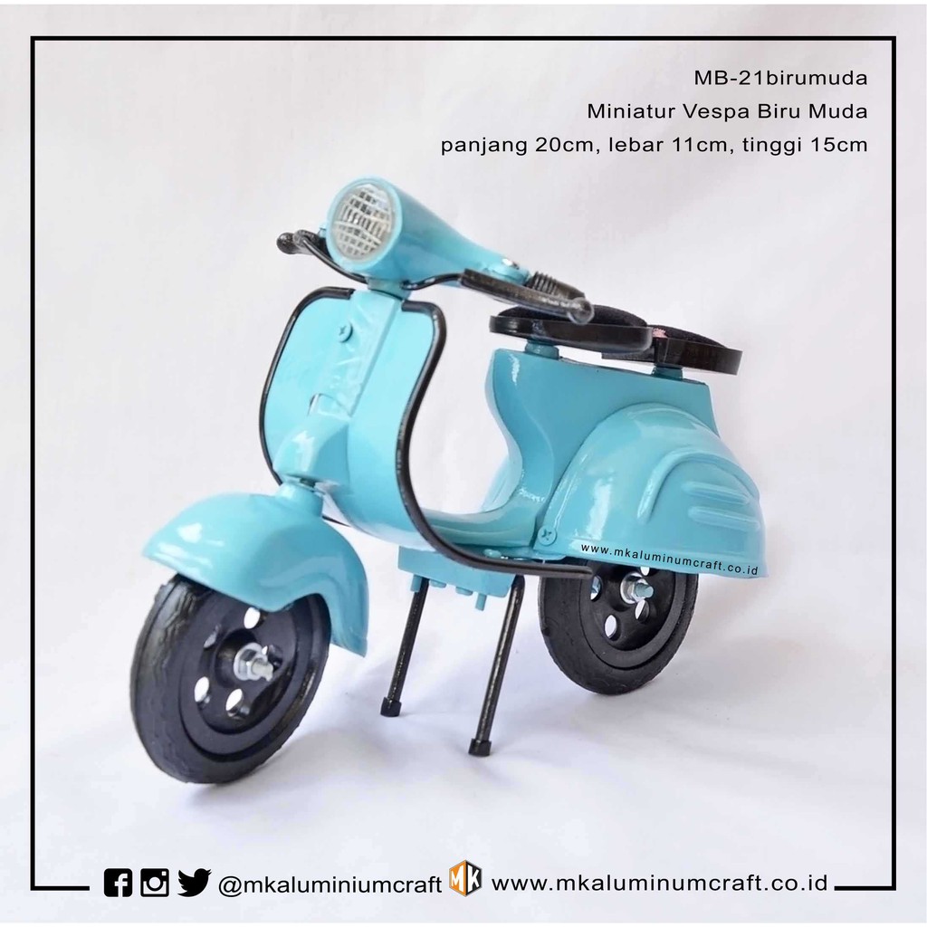 Miniatur Motor  Vespa Klasik Warna  Biru  Muda  dari Logam 