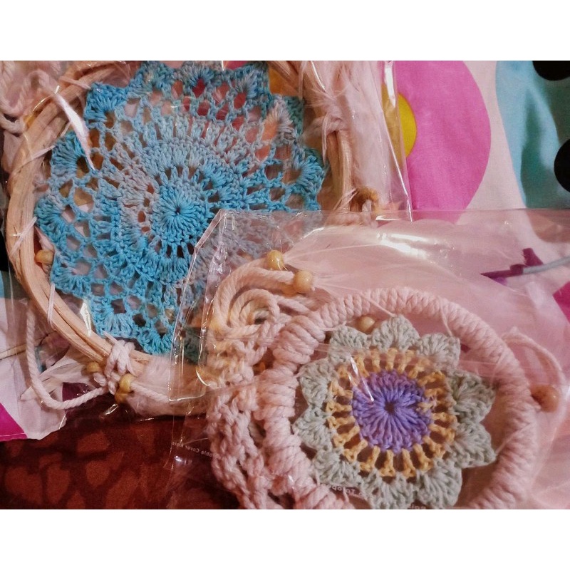 Dreamcatcher / rajut / macrame / 9cm / hiasan dinding / gantungan mobil / penangkap mimpi / bulu