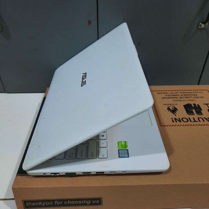 Laptop Asus Vivobook A442UR Cor i5-7200U Doble vga Nvdia Geforce 930Mx dedicated 2GB Ram 8GB HDD 1TB mulus