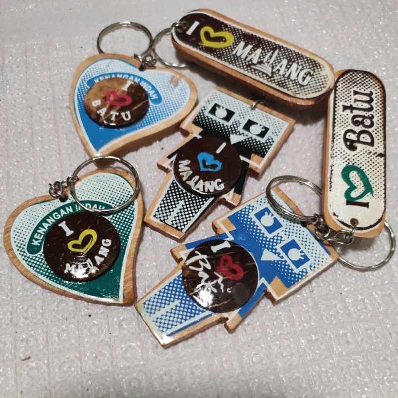 gantungan kunci boneka kayu