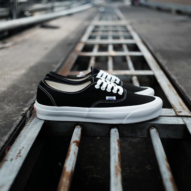 VANS VAULT OG AUTHENTIC BLACK/WHITE SS'2020(RESMI PT.NAVYA INDONESIA)