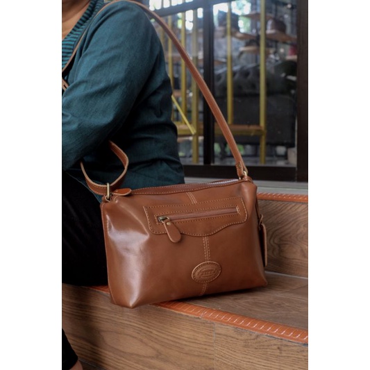 Tas Kulit Wanita Asli Sling Almira Tas Selempang Minimalis Kekinian Pull Up Leather