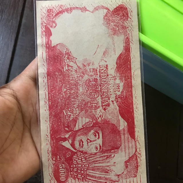 Uang Kuno Soekarno 5000 Rupiah 005 Gulung di tangan Antik dan langka. Kondisi masih bagus.