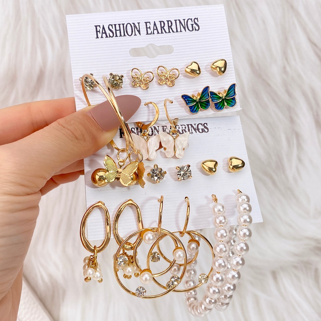 Set Anting Hoop Desain Kupu-Kupu Warna Emas Aksen Mutiara Bahan Logam Gaya Punk Untuk Wanita