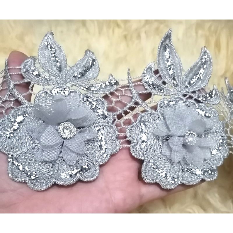 renda bordir kilap bunga tumpuk dengan diamond dan payet lebar 11 cm (per 3 bunga)