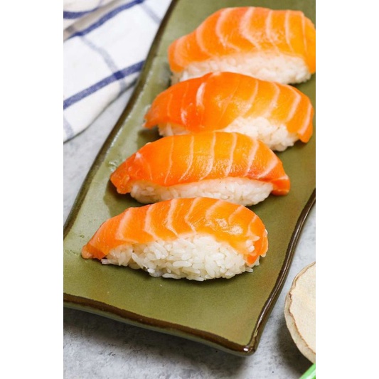 

salmon sushi (4pcs)