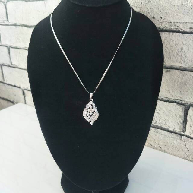 Perhiasan titanium putih