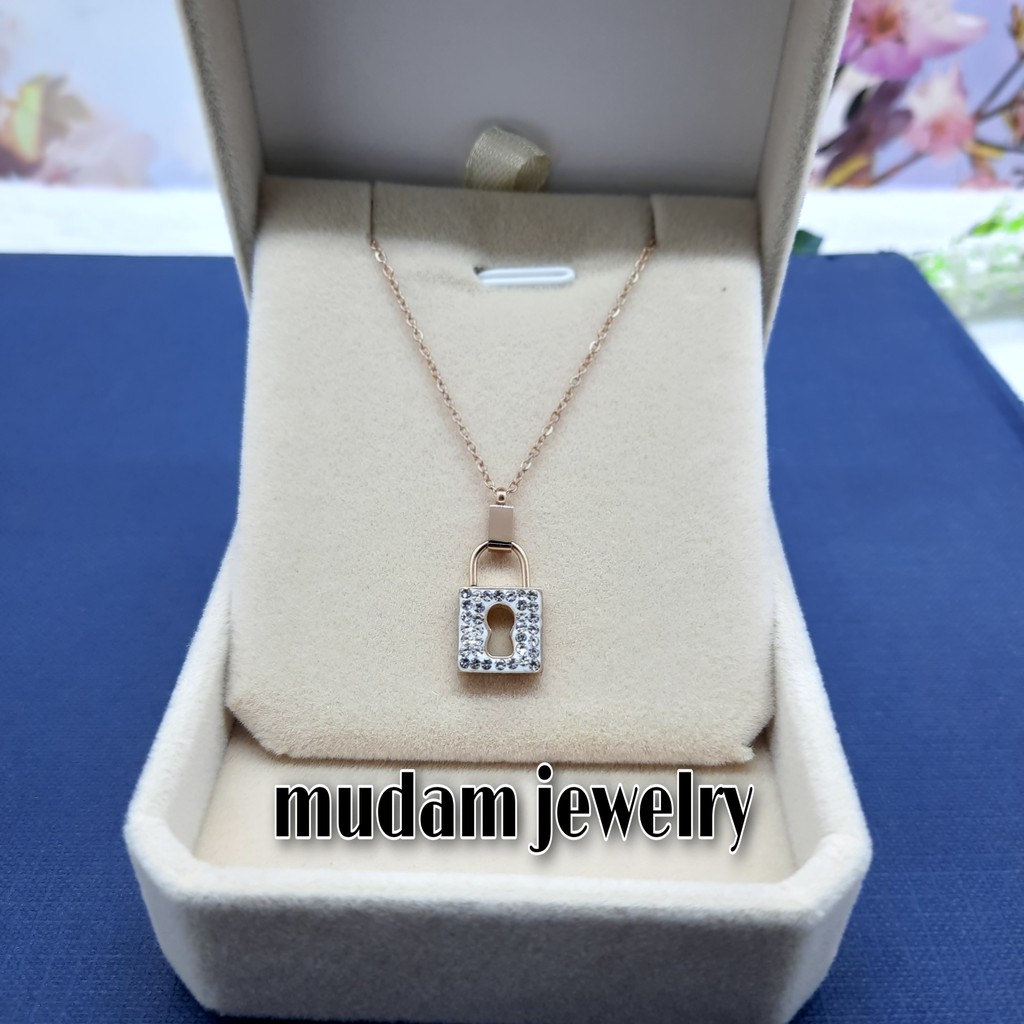 Kalung Titanium Model Liontin Lubang Kunci Dengan Taburan Kristal Warna Rose Gold