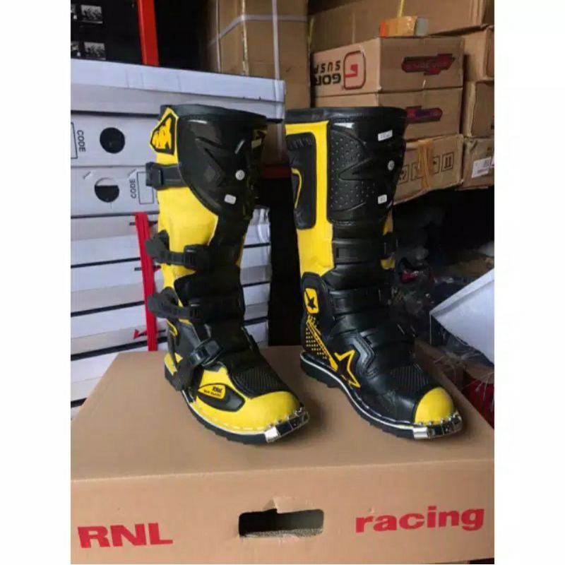 SEPATU CROSS RNL