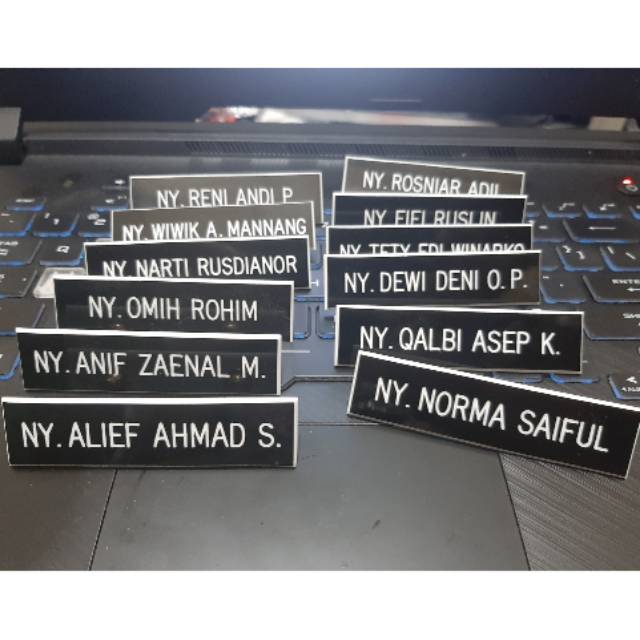 Nametag Gravir papan nama